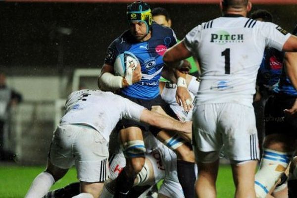 Le joueur du MHR Pierre Spies à la lutte face à Brive. Top 14, victoire de Montpellier 19 à 3. Le 1/04/2016, à l'Altrad Stadium.
