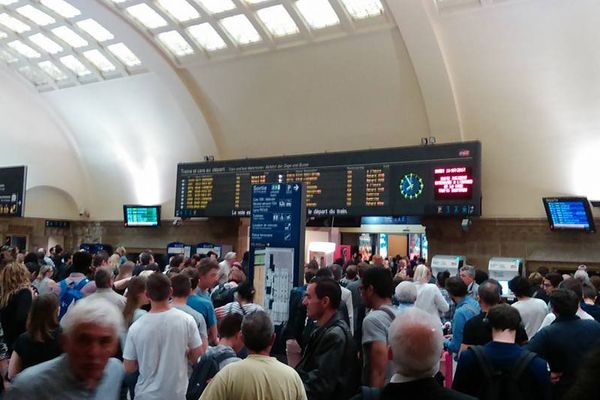 De nombreux voyageurs en attente à la gare de Metz.