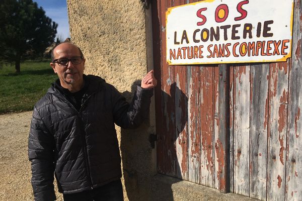 Jean-François Laporte affiche son opposition sur ses volets