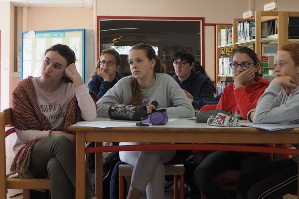 Les élèves de 4e du collège de la Réole ( Gironde ) ont travaillé toute l'année sur l'utilisation du smartphone, lors d'une résidence de journaliste avec Claire Mayer, correspondante du Monde. 