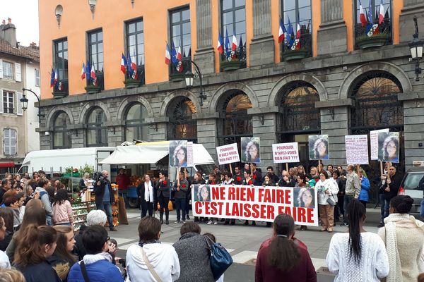 À la fin de la marche blanche, les participants ont respecté une minute de silence devant la mairie d'Aurillac, ce samedi 5 mai.