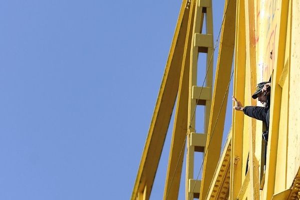 Segre Charnay en haut de la grue jaune Titan à Nantes