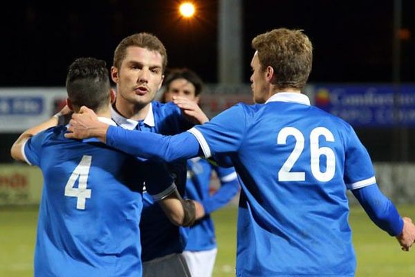 La joie des joueurs de l'US Avranches après leur victoire face à Colmar vendredi soir en Alsace