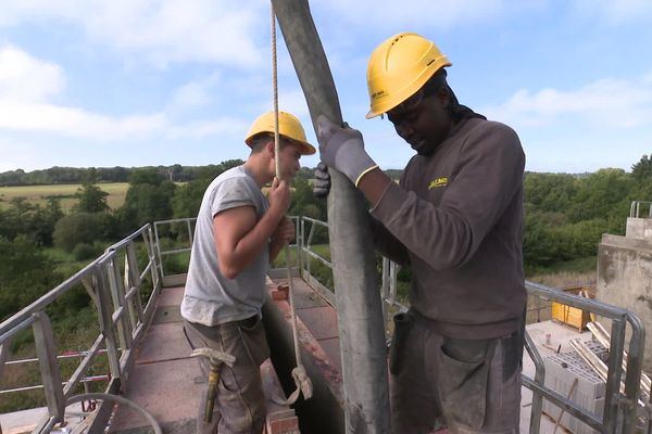 Ismaëli suit une formation de 14 mois pour apprendre le métier de maçon. "Je suis heureux de travailler sur les chantiers" dit-il