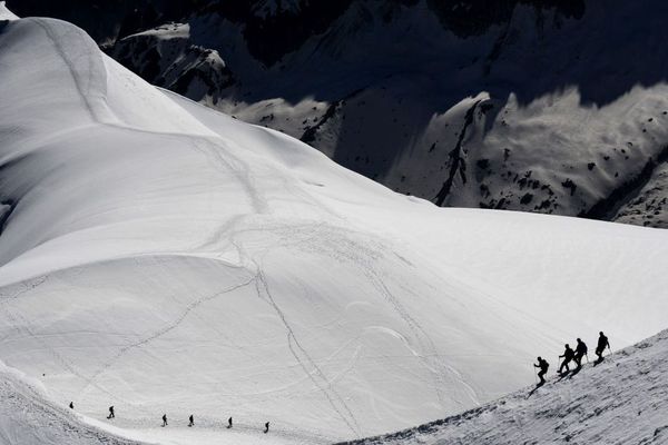 Une cordée d'alpinistes dans le massif du Mont-Blanc en dessus de la vallée Blanche.