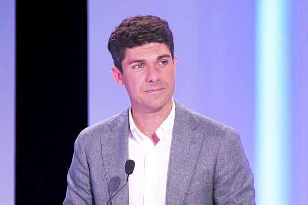 La tête de liste LR Aurélien Pradié sur le plateau de France 3 Occitanie le soir du premier tour des élection régionales le 20 juin 2021.