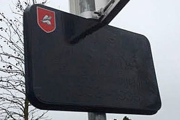 Panneau de rue de Vannes bombé à la peinture noire