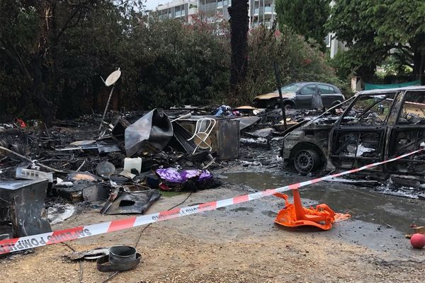 Un nouvel incendie a ravagé un camp de rom vers 5 heures du matin, jeudi dans le quartier du Millénaire à Montpellier. C'est le troisième en un mois. La ligue des Droits de l'Homme de Montpellier réclame une enquête sur cette série de sinistres. 16 septembre 2021.