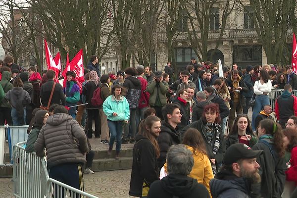 Plusieurs centaines de manifestants réunis ce vendredi soir suite à l'utilisation du 49.3