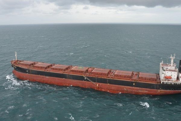 Le cargo Pontodamon photograhié depuis l'hélicoptère de la Marine Nationale.