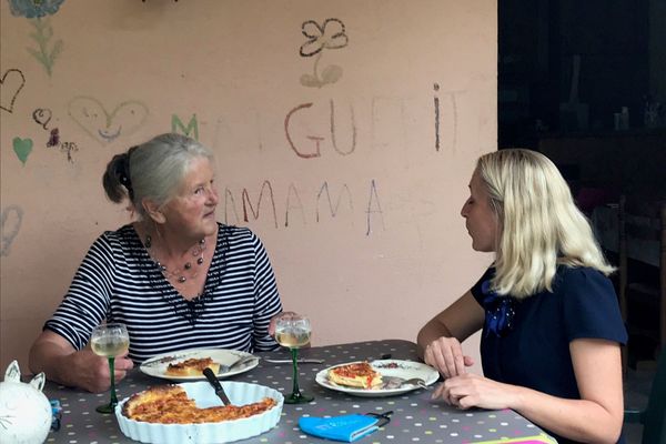 Marguerite (79 ans) et Carine (44 ans) se sont connues il y a cinq mois. Marguerite vit seule chez elle et a bénéficié du soutien téléphonique de Carine durant le confinement grâce à l'initiative de l'APA : les "Appels du coeur" 