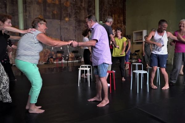 Clint Lutes de la compagnie DaPoPa organise des ateliers de danse à Grenoble pour les personnes atteintes de la maladie de Parkinson