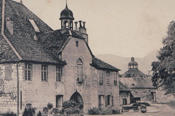 Carte Postale : 710 - Salins-les-Bains (Jura) - La Saline - Bâtiment Central (B. F., Paris)