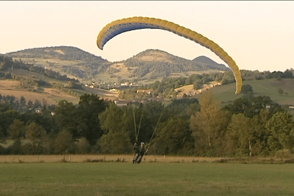 Les élèves de classe de première et de terminale en section parapente sont déjà relativement autonomes.