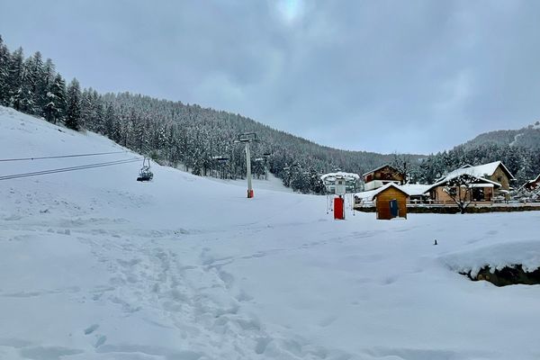 La station de ski de Roubion sous la neige ce mardi.