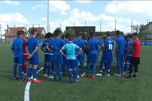 Les jeunes en "pré-formation" au FBBP01, des collégiens qui conjuguent foot et scolarité. 