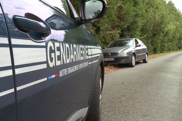 Une forêt sous surveillance des gendarmes après des départs de feu dans le secteur de la Double en Dordogne. La justice et les enquêteurs privilégient l'hypothèse d'un pyromane activement recherché.