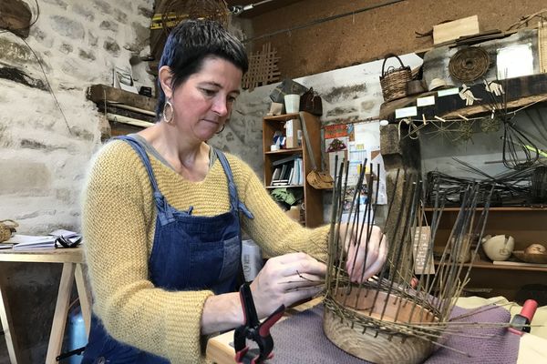 Hélène Joly tresse l'osier depuis environ 7 ans