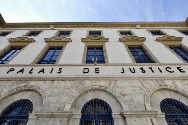 Palais de justice de Valence (Drôme) : en 1998, une fillette âgée de deux mois et demi, est morte dans un hôpital portugais où elle avait été admise dans le coma suite à un traumatisme crânien. Son père est jugé à partir du 8 février 2021 devant les assises de la Drôme, 23 ans après les faits.