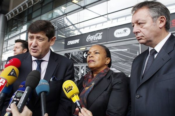 Patrick Kanner, Christiane Taubira et Thierry Braillard se sont rendus au Stade de France pour rendre hommage au sang froid des équipes.