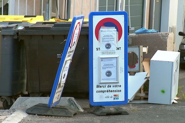 Sète - la ville installe des caméras discrètes pour traquer les pollueurs qui font du dépôt sauvage sur les trottoirs - mai 2024.