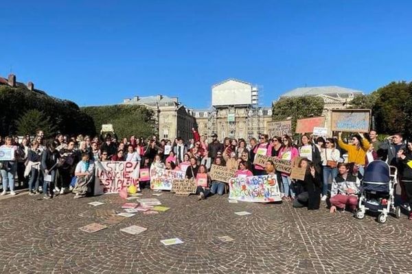 Les professionnels de la petite enfance mobilisés place de la République à Lille