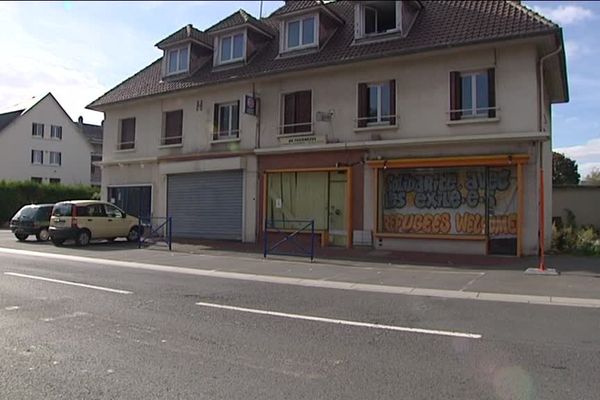 Une trentaine de réfugiés occupent depuis près d'une semaine ce bâtiment commercial désaffecté à Mondeville