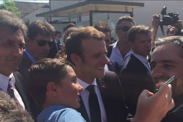 Emmanuel Macron pose pour un selfie à Sarliac-sur-l'Isle