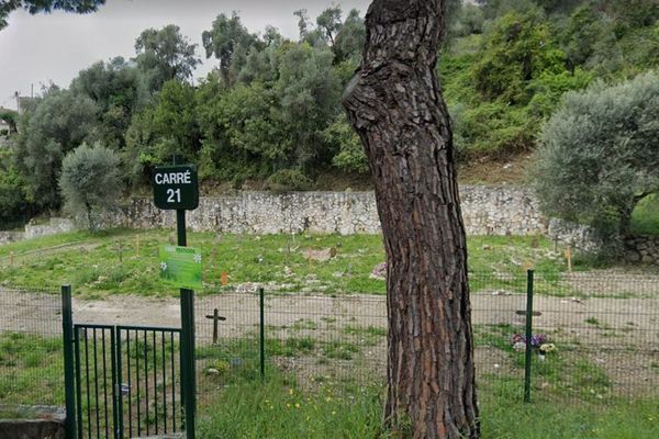 Toutes les croix du carré 21, réservé aux indigents pour une part et aux défunts musulmans pour l'autre, ont été arrachées et jetées au sol.