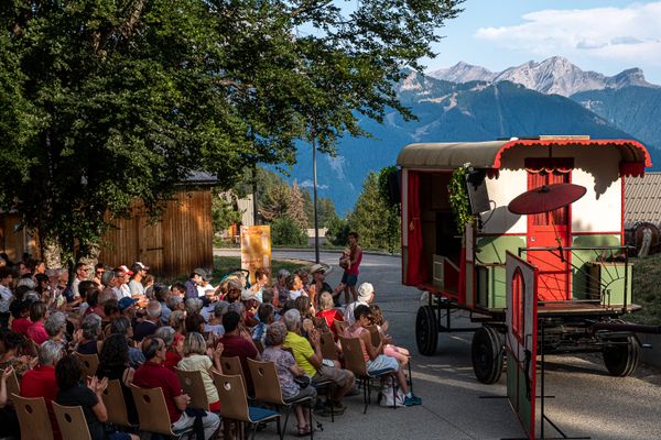 Plus que jamais itinérante, la programmation du festival de Chaillol invite des artistes de premier plan, issus des musiques classiques, traditionnelles, du monde, électroniques, improvisées…