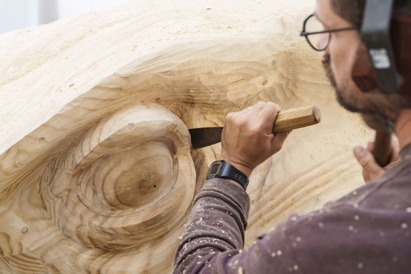 Menuisiers, ébénistes, chaudronniers, ingénieurs travaillent à la construction du Varan, dans l’atelier de la compagnie La Machine à Nantes.