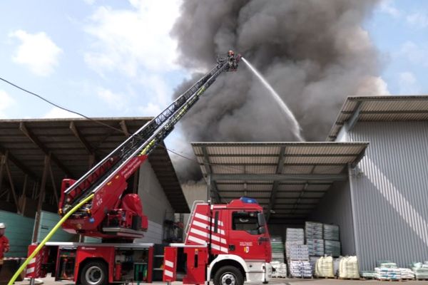 C'est dans une usine de traitement des déchets, côté allemand, que l'incendie à éclaté.