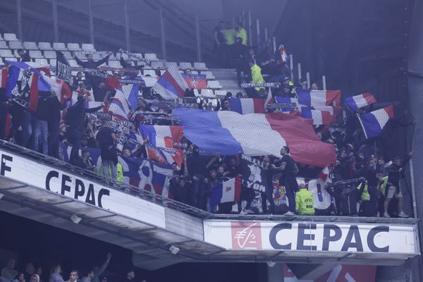 Trois mois de prison ferme et trois ans d'interdiction de stade requis contre les deux supporters lyonnais pour "provocation à la haine raciale" lors de la soirée du 29 octobre à Marseille au vélodrome.