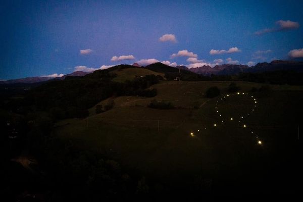 Un ruban, symbole de la lutte contre le Sida, a illuminé Belledonne mercredi 29 septembre.  