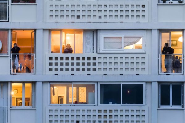 Des habitants de Chambéry applaudissant les soignants pendant le confinement. (Illustration)