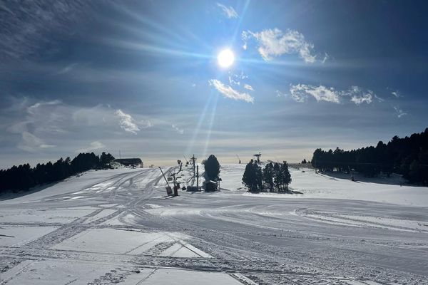 Neige et soleil sont au rendez-vous en altitude dans les Pyrénées-Orientales : la saison peut commencer à la station de sports d'hiver des Angles.