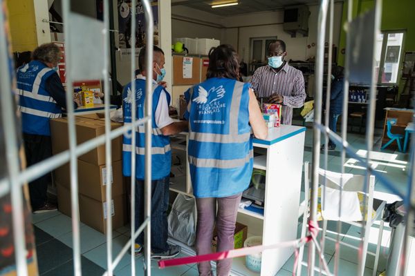 Selon le Secours Populaire, le nombre de demande d'aide alimentaire a augmenté de 30% pendant le confinement. Le virus aggrave la pauvreté selon l'association.