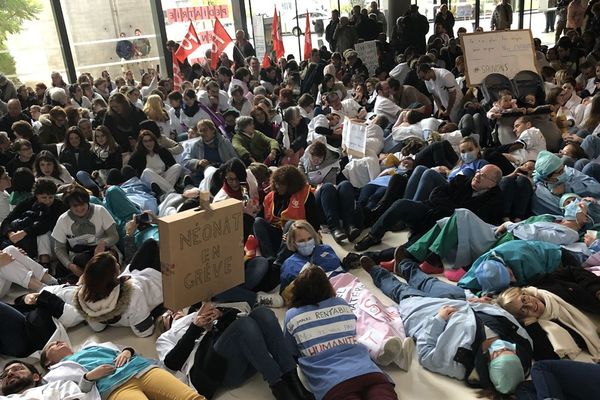 Deux rassemblements sont prévus à 14 heures sur les sites d'Estaing et de Gabriel Montpied pour soutenir les personnels hospitaliers.