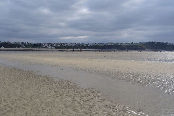 Dans la Manche, à Granville, un LUNDI de grandes marées sous les nuages.