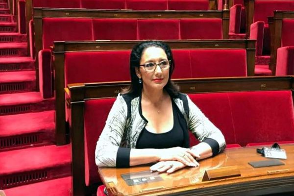 Fadila Khattabi, élue dans la 3e circonscription de Côte-d'Or, découvre l'hémicycle, mercredi 21 juin 2017.