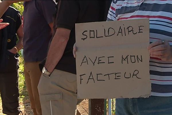 Des habitants de Lalevade d'Ardèche sont venus témoigner leur solidarité avec les facteurs en grève