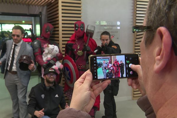 Quand les visiteurs prennent les super héros en photo