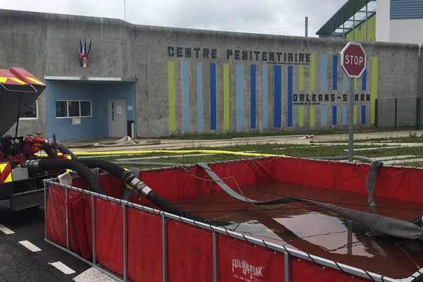 Juin 2016 - Le centre pénitentiaire de Saran (Loiret) est victime des inondations. 400 détenus ont été évacués vers les établissements de la région. 