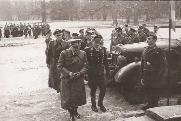 Hitler arrivant au château de Bonance près d'Abbeville dans la Somme, le 24 décembre 1940