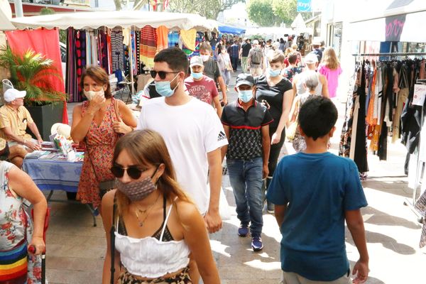 Sur le marché comme à proximité des établissements scolaires, le masque redevient la règle dans tout le département. 