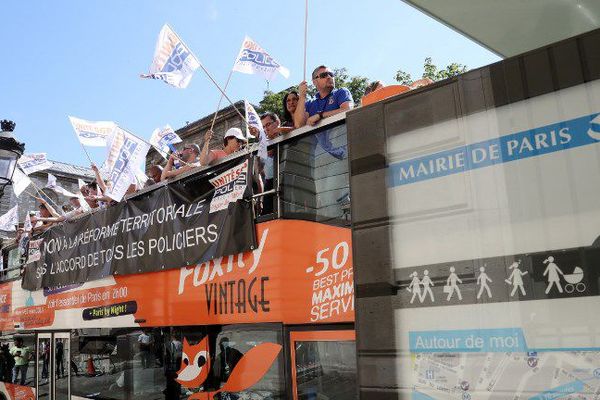 Contre la mutualisation des commissariats et les mesures d'économies, le "bus de la colère" lancé à l'initiative de SGP Police a notamment pris la route de la préfecture des Hauts-de-Seine, jusqu'à celle de Paris.