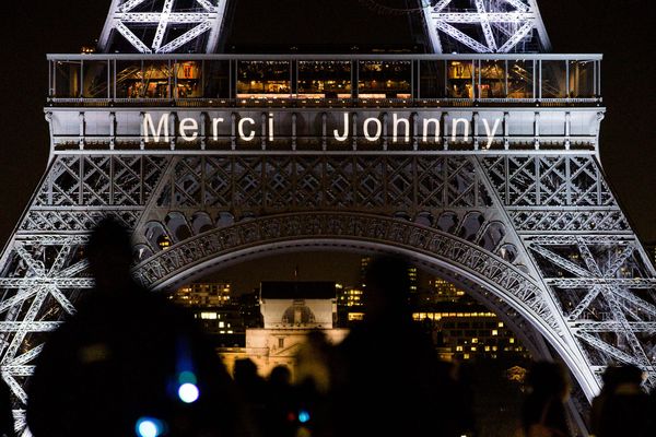 La Tour Eiffel rend hommage à Johnny Hallyday, décédé le 6 décembre 2017, avec le message "Merci Johnny"