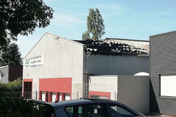 Les bâtiments de l'entreprise ravagés par les flammes