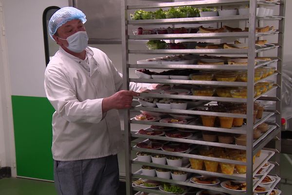 La cuisine centrale de Mendes, en Lozère, travaille en circuit-court, avec les producteurs et agriculteurs locaux.