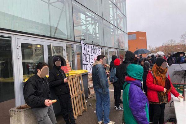 L'accès à la Fonderie, à Mulhouse, est bloqué par des étudiants grévistes.